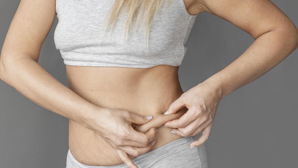Mujer con inflamación tras la Navidad.