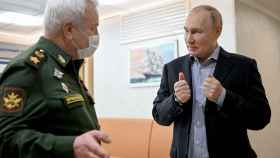 Vladimir Putin junto a un miembro del Ejército ruso. Imagen de archivo.
