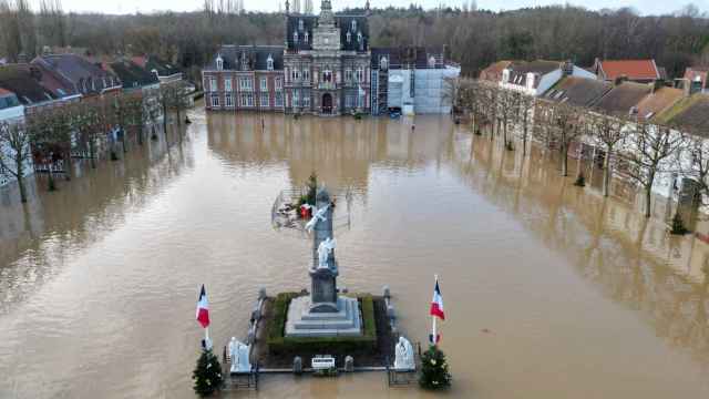 La plaza de Arques, una pequeña localidad del norte de Francia, inundada.