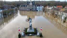 La plaza de Arques, una pequeña localidad del norte de Francia, inundada.