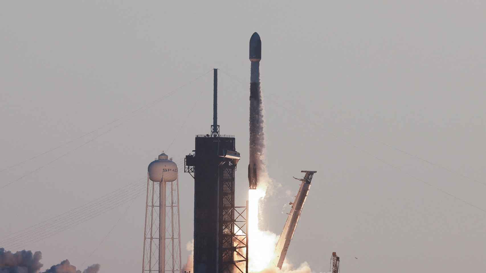Cohete Falcon 9 de SpaceX despegando