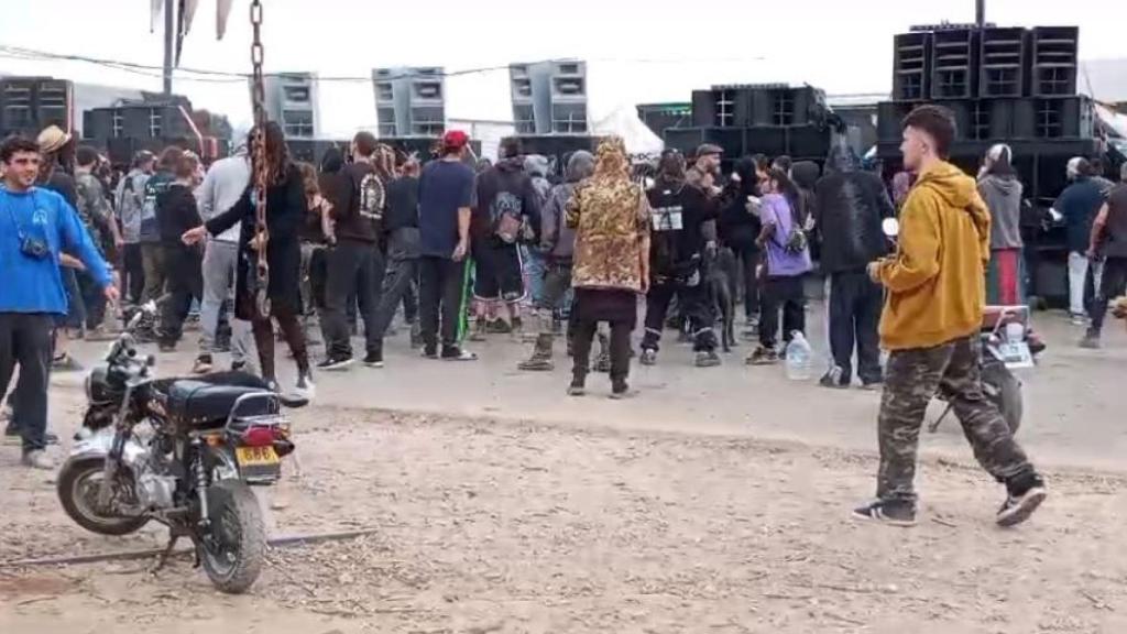 Los últimos raveros que este jueves por la tarde todavía seguían en la macrofiesta clandestina en el circuito de Fuente Álamo que han ocupado desde el 30 de diciembre.