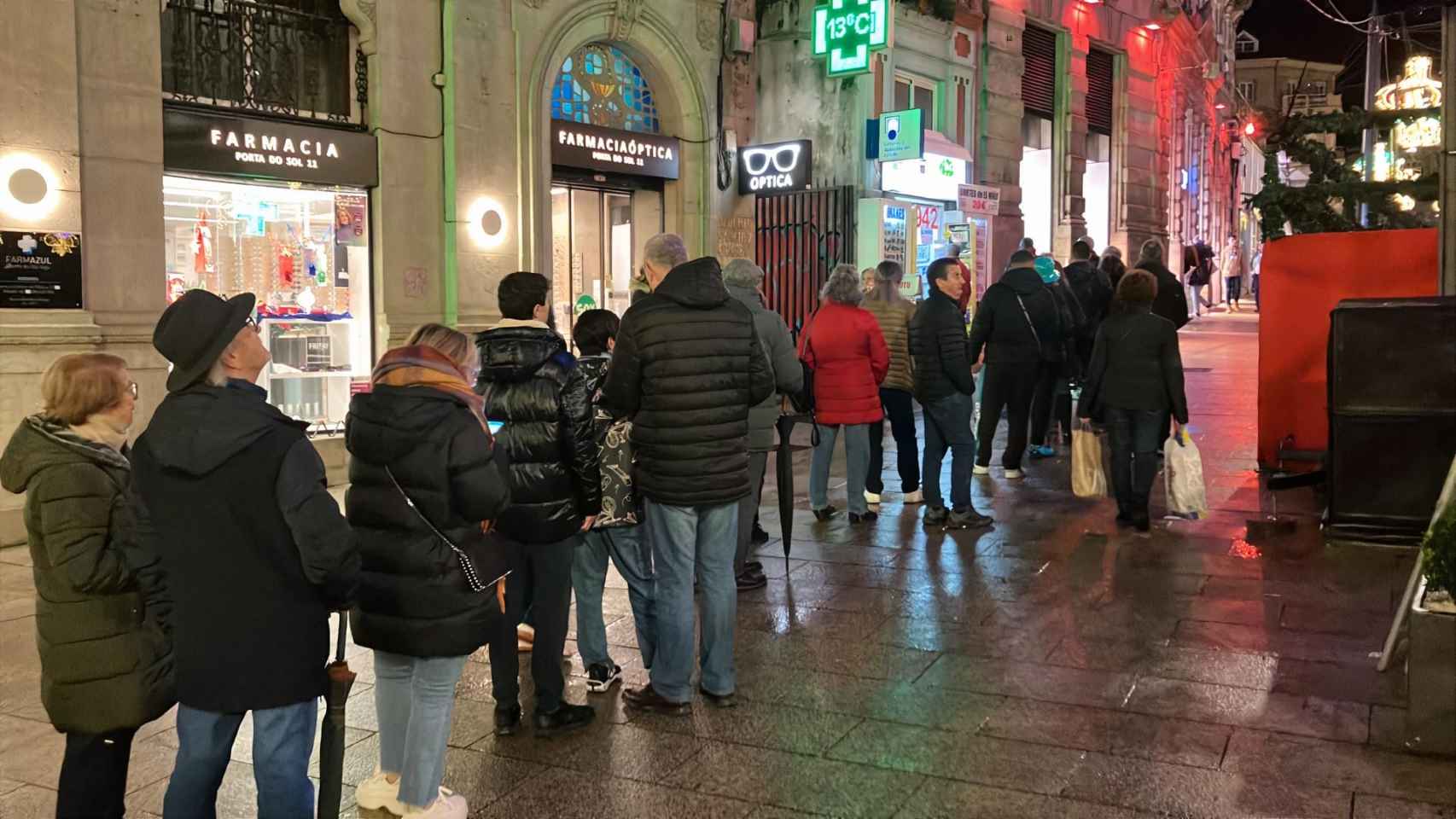 Colas en la administración de Lotería de la Puerta del Sol a 4 de enero de 2024.