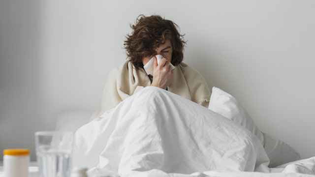 Un joven enfermo en su cama.
