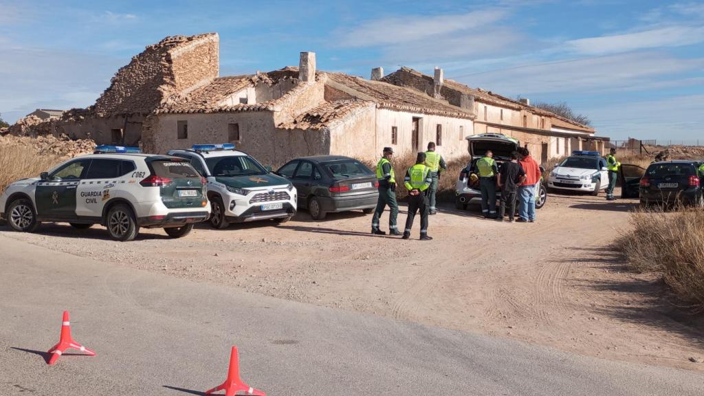 Uno de los controles que la Guardia Civil ha instalado alrededor del circuito de Fuente Álamo para desgastar a los asistentes a la macrofiesta ilegal.