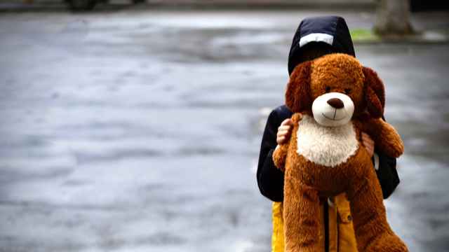 Un niño sostiene un oso de peluche