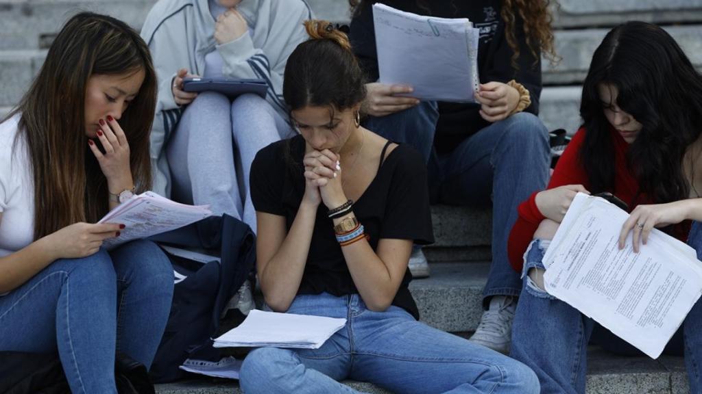 Algunos alumnos estudiando un examen.