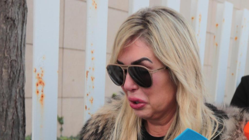 Malena Gracia, entre lágrimas, tras ser expulsada del tanatorio de Arévalo.