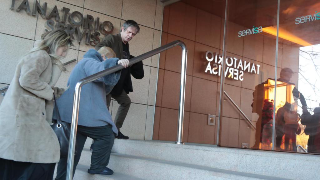 Paco, ayudando a su hermana Nuria a subir las escaleras del tanatorio, este viernes 5.