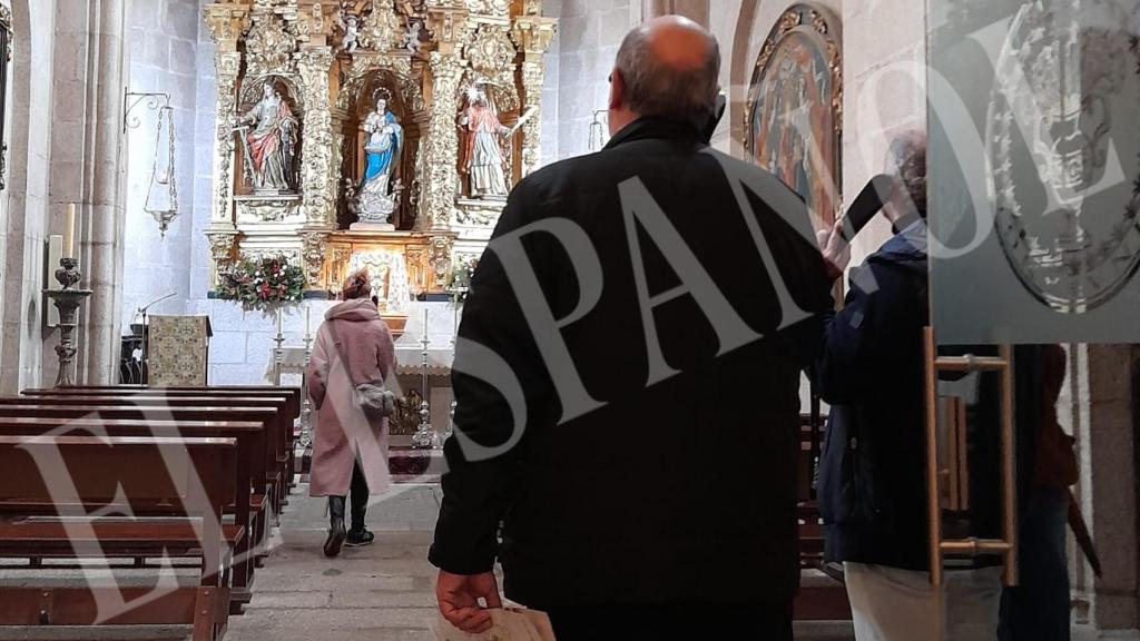 Batet, de espaldas, y su pareja, Juan Carlos Campo, justo detrás de la puerta de cristal.