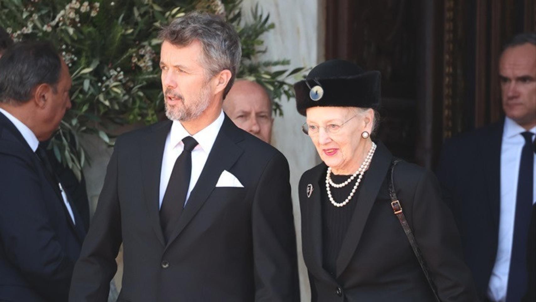 Federico de Dinamarca y la Reina Margarita de Dinamarca a la salida funeral por el rey Constantino de Grecia en la Catedral Metropolitana de Atenas, a 16 de enero de 2023, en Atenas (Grecia).