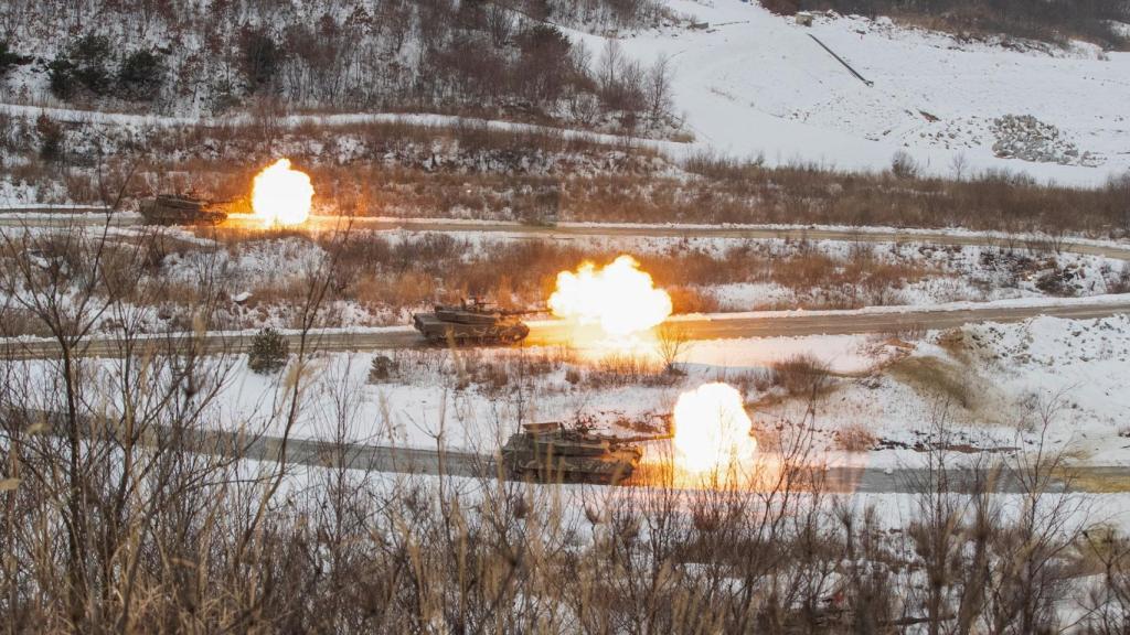 Ejercicios conjuntos de tiro de combate entre tropas surcoreanas y estadounidenses cerca de la zona desmilitarizada que separa dos Coreas, en Pocheon.