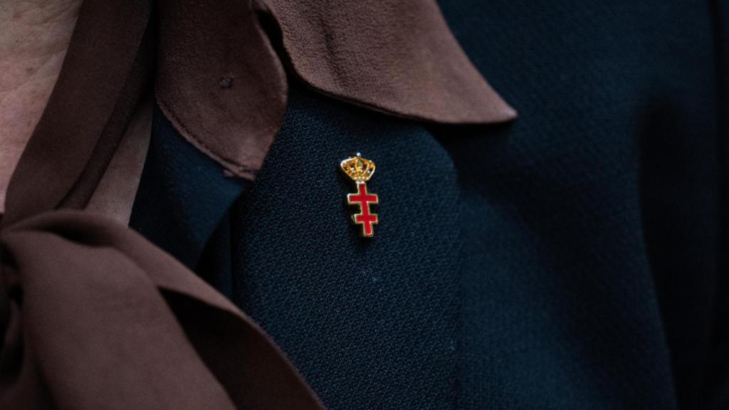 Detalle de la cruz colocada en la solapa de la americana de Cruz Celdrán.