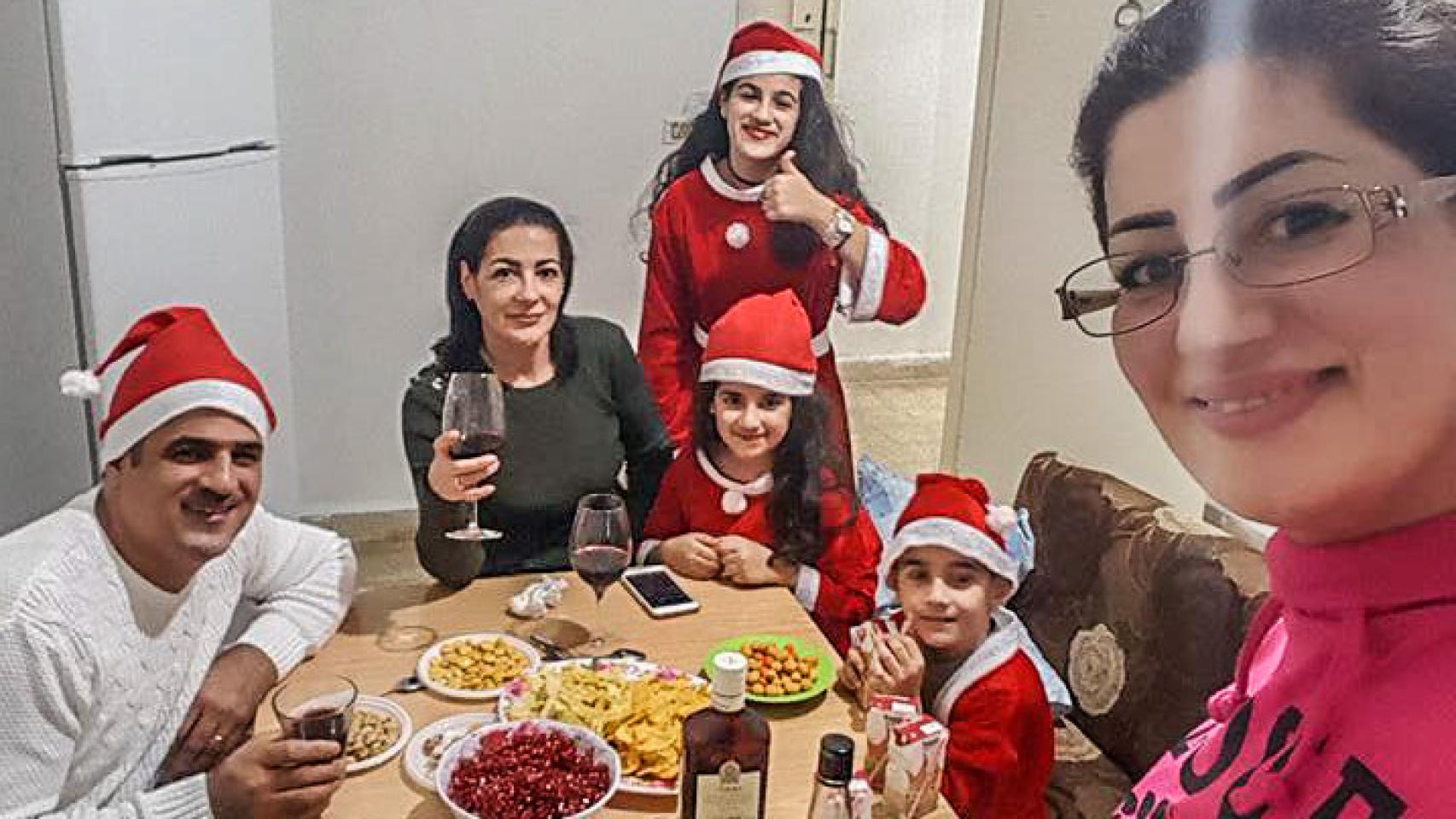 Susan Patto, asiria de Bagdad, en el centro de la foto, celebrando las Navidades. Conocía la historia de los Reyes Magos, pero según afirma, su tradición no confiere mucha importancia a los Reyes Magos.