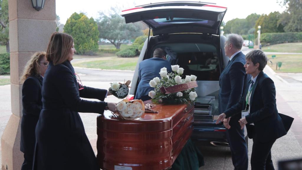 Los restos mortales de Paco Arévalo, camino del cementerio, este viernes día 5.