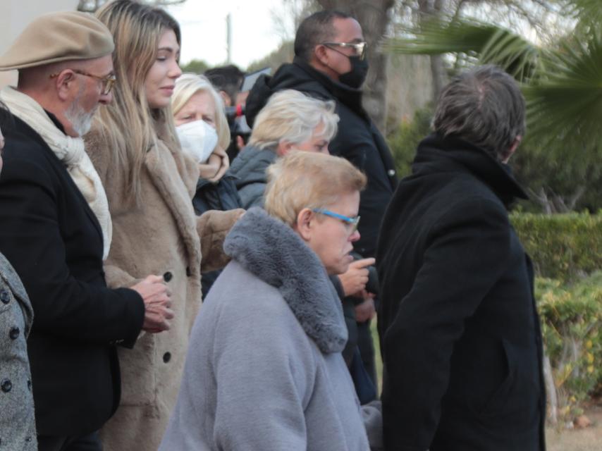 Los hijos de Paco Arévalo junto al resto de familiares y amigos, camino del cementerio.