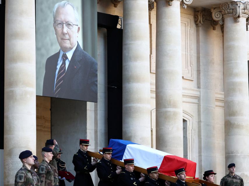 El féretro de Jacques Delors y una imagen suya en Los Inválidos, en París, este viernes.