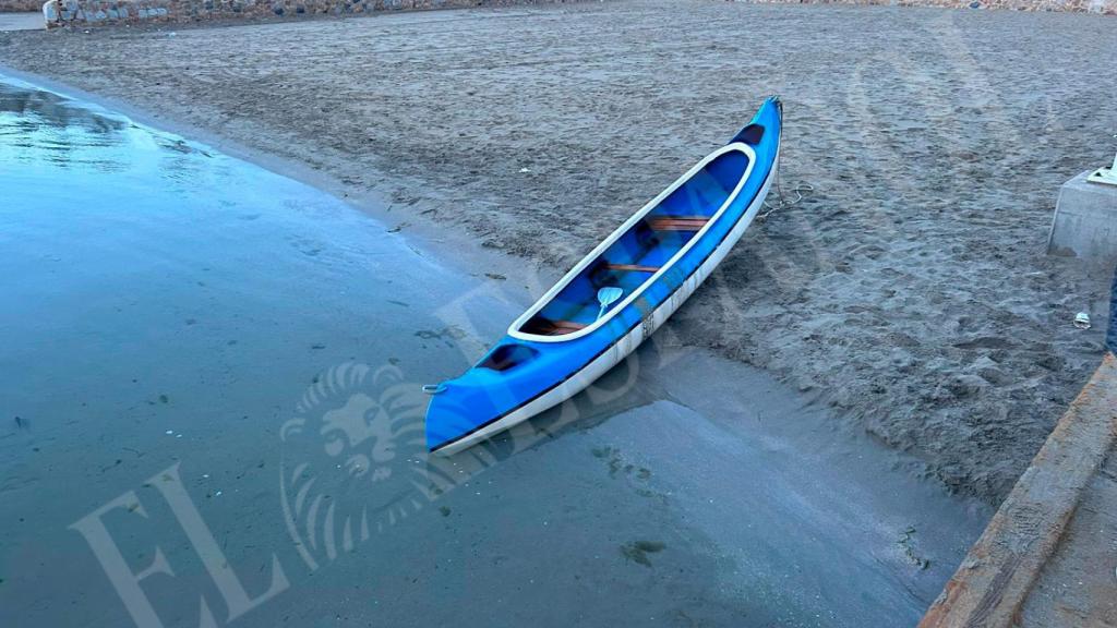 La canoa en la que naufragaron en el Mar Menor los tres jóvenes: Ivailo Petrov, Francisco Javier, y José David.