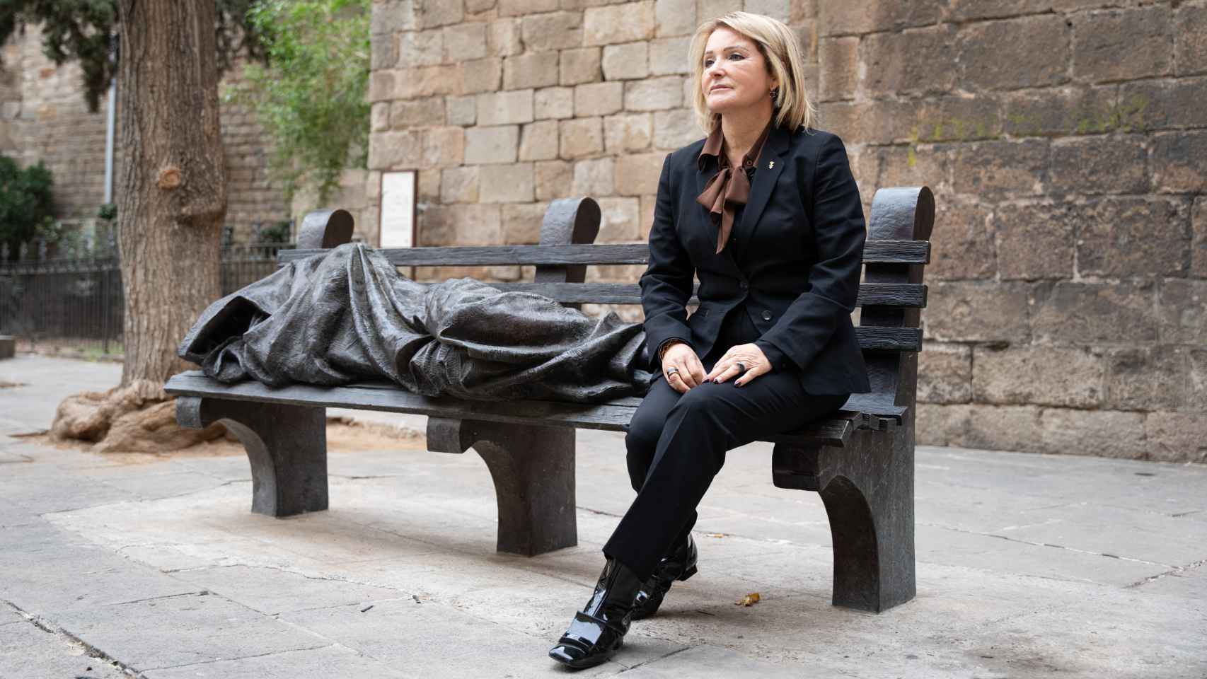 Cruz Celdrán posa en un banco frente a la parroquia de Santa Anna, en Barcelona.