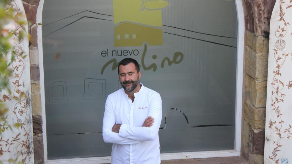 Toni González frente a El nuevo molino.