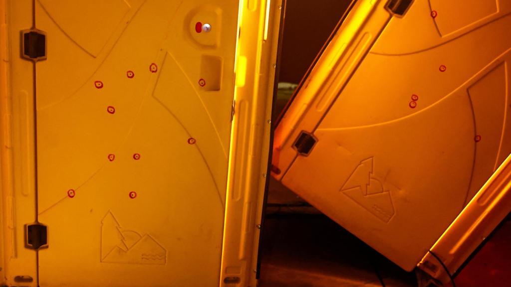 Los agujeros de bala en las cabinas de los baños del festival Nova se ven durante una exposición que reconstruye los terrenos del evento y muestra el equipo original utilizado en el festival, en Tel Aviv.