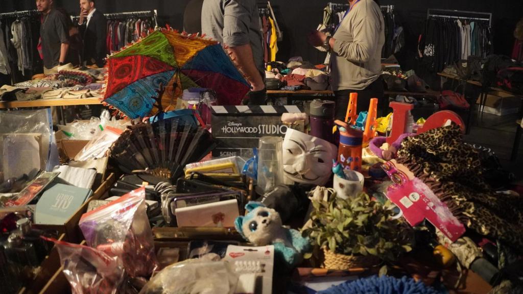 Objetos de los asistentes al festival Nova que se celebró en Reim el 7 de octubre de 2023. Centro Internacional de Convenciones de Tel Aviv.