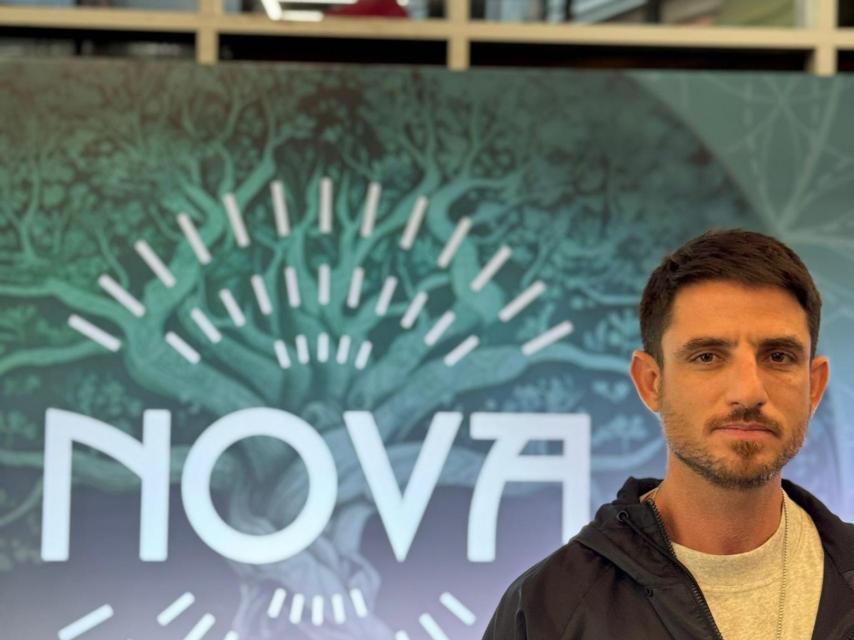 Omri Sassi, organizador del festival Tribe of Nova, a la entrada de la exposición Nova 6:29 en Tel Aviv.