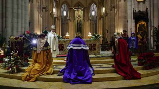 Los Reyes Magos llegan a la Catedral de la Almudena para recibir las cartas de los niños.