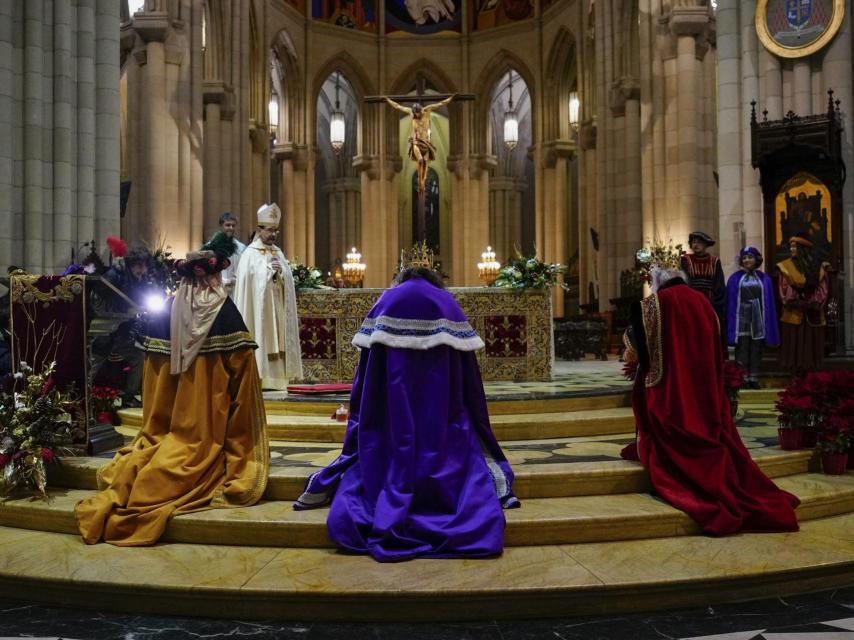 Los Reyes Magos llegan a la Catedral de la Almudena para recibir las cartas de los niños.