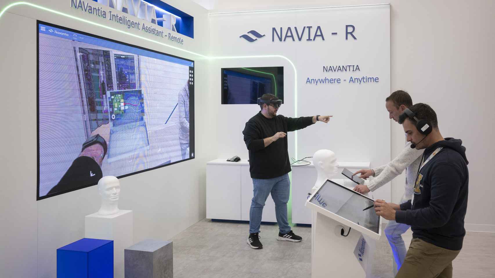 Varios ingenieros de Navantia Sistemas, con el simulador del programa Navia-R (Navantia Intelligent Assistant Remote))