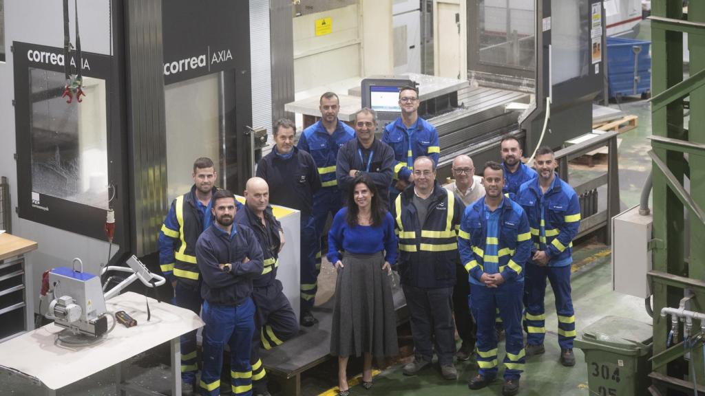 Cristina Abad, con varios trabajadores y operarios de la división de Navantia Sistemas.