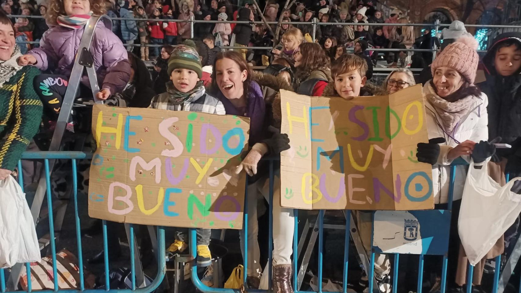 Niños con carteles en la cabalgata de los Reyes Magos de Madrid 2024