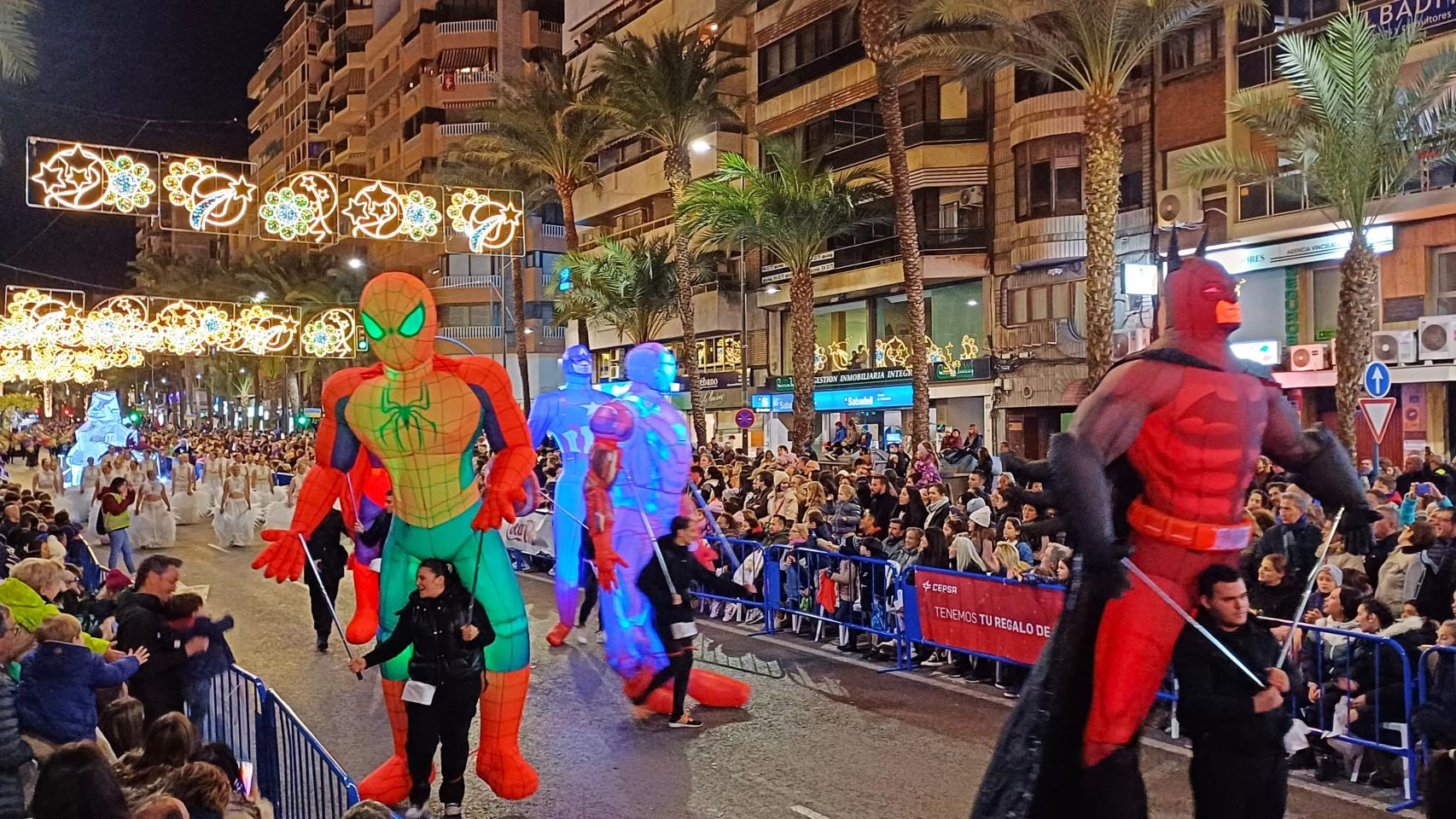 Las marionetas gigantes de los superhéroes en la cabalgata 2024.