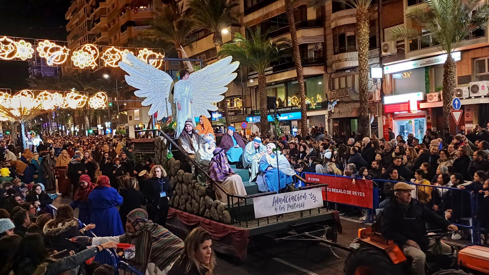 La anunciación a los pastores en la cabalgata 2024 de Alicante.