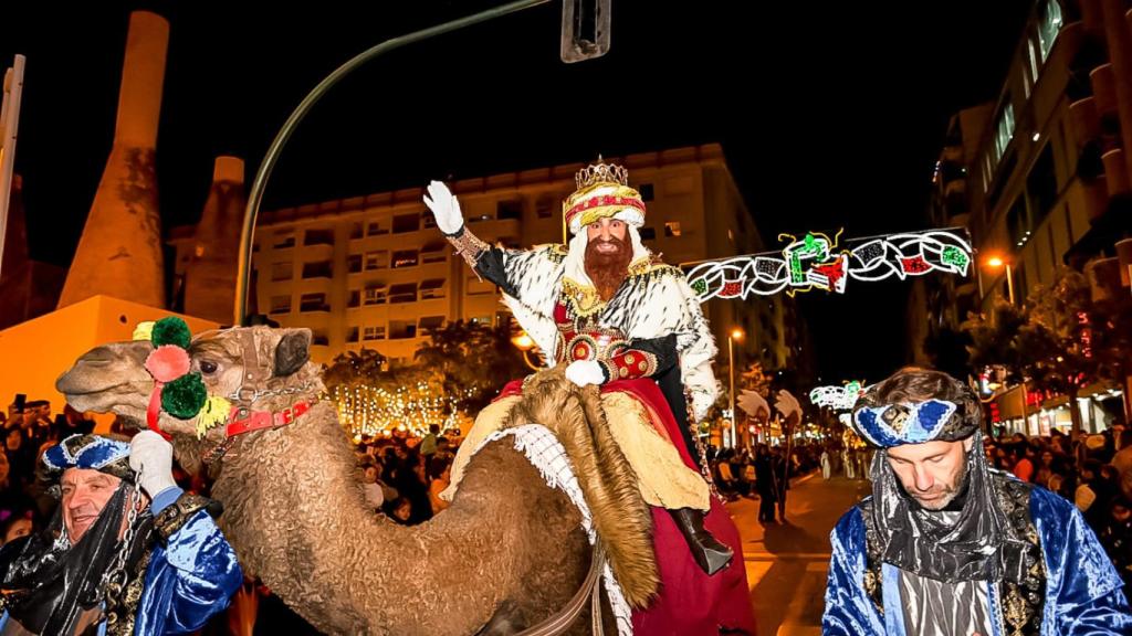 El rey Gaspar en la Cabalgata 2024 de Elche.