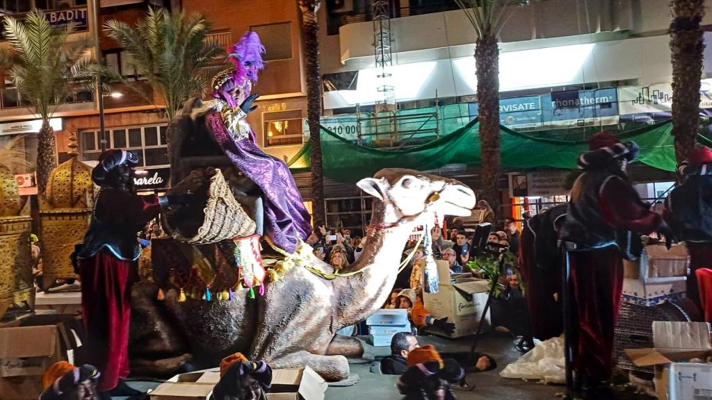 El rey Baltasar en la cabalgata 2024 de Alicante.