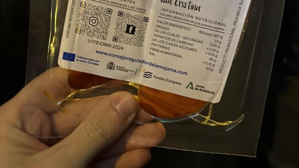 Una de los paquetes de mojama que se han lanzado este viernes en la Cabalgata de Reyes de Sevilla.