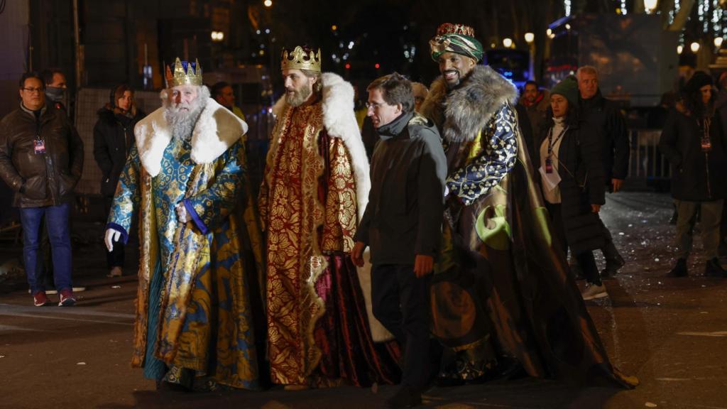 José Luis Martínez-Almeida junto a Melchor, Gaspar y Baltasar en Madrid