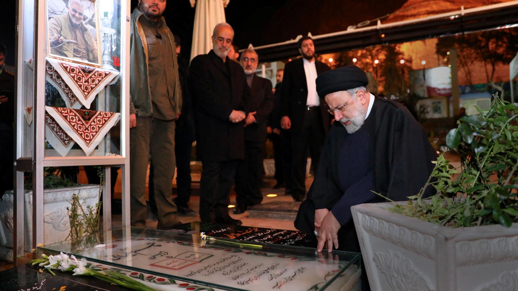 El presidente de Irán, Ebrahim Raisi, visita la tumba del comandante militar iraní, general Qassem Soleimani, en Kerman, Irán, este viernes.