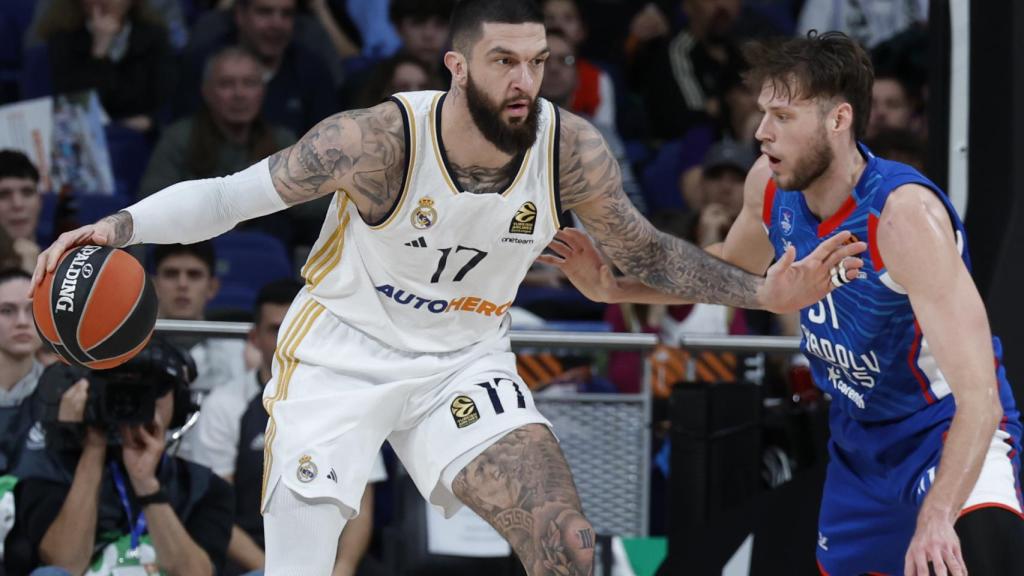 Poirier protege un balón ante Mike Daum