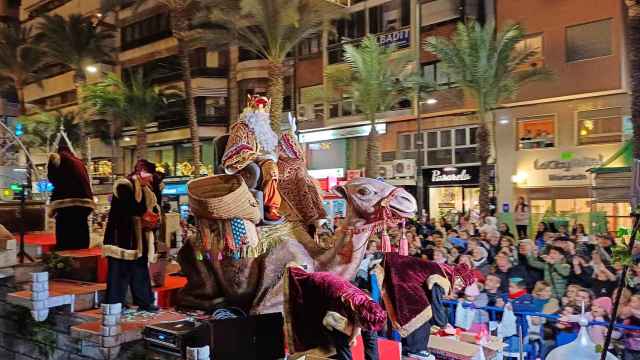 El rey Melchor en la cabalgata 2024 de Alicante.