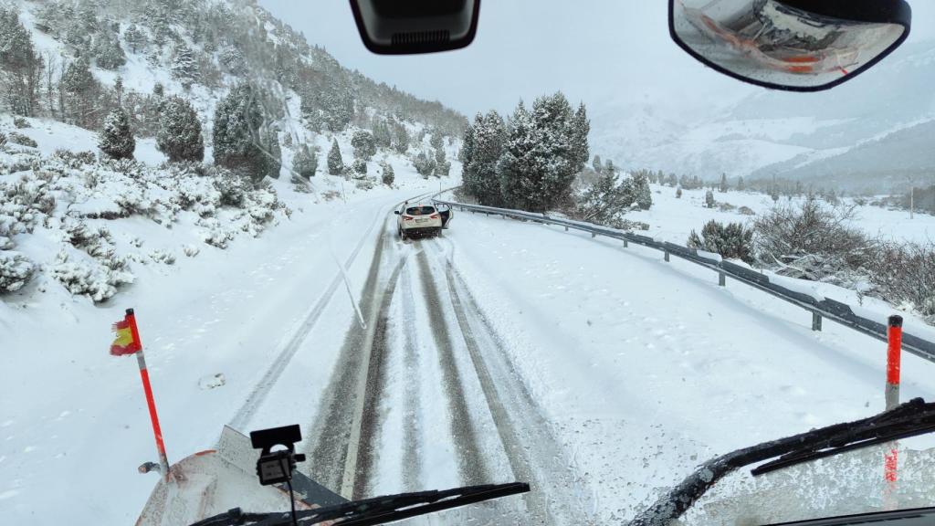 Vista desde el interior de un camión quitanieves durante su trabajo en Velilla del Río Carrión, en Palencia
