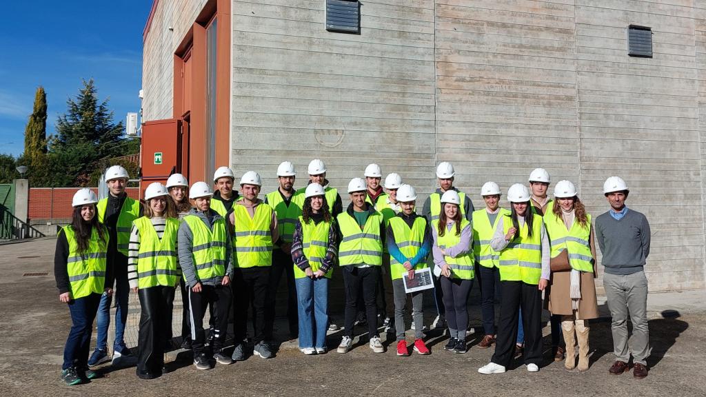 Alumnos de la Universidad de León durante su visita a  i-DE, la distribuidora de Iberdrola España, situada en la capital leonesa.
