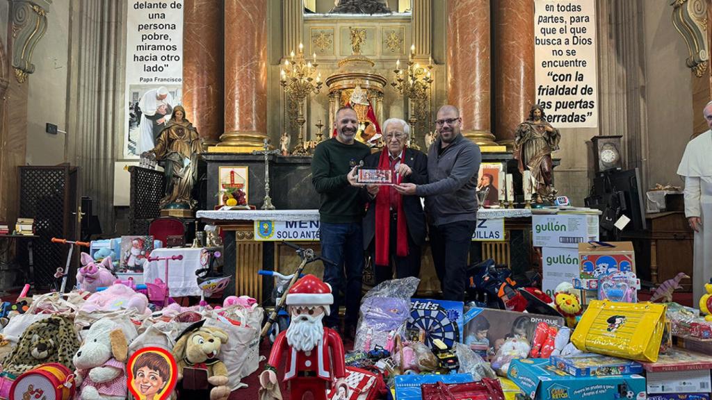 Los regalos entregados del Museo del Juguete de Medina del Campo a Mensajeros de la Paz