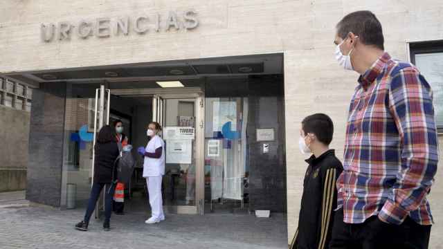 Unas personas portan mascarillas a las puertas del centro de salud de Alba de Tormes, en Salamanca
