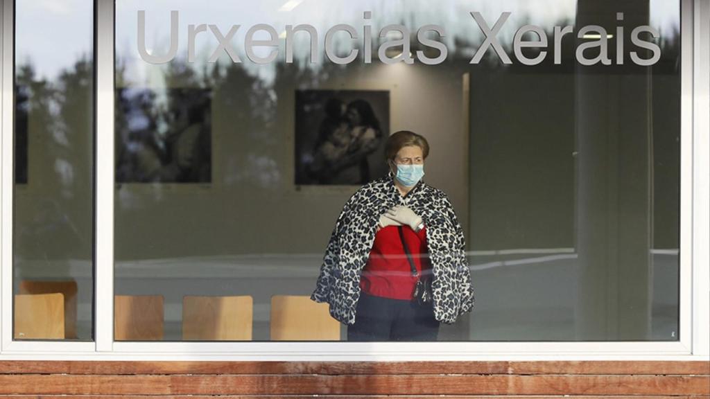 Una mujer en la sala de espera de urgencias del Hospital Lucus Augusti, en Lugo.