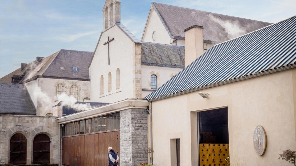 El exterior de Rochefort  y uno de los monjes de la abadía