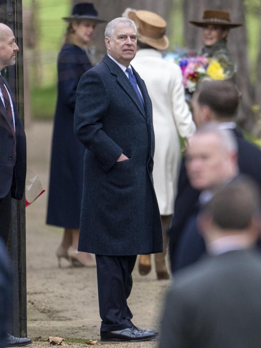 El príncipe Andrés, en la misa de Navidad en Sandringham.