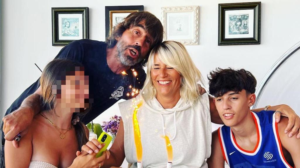 Santi Millán y Rosa Olucha junto a sus hijos, Marc y Rut.