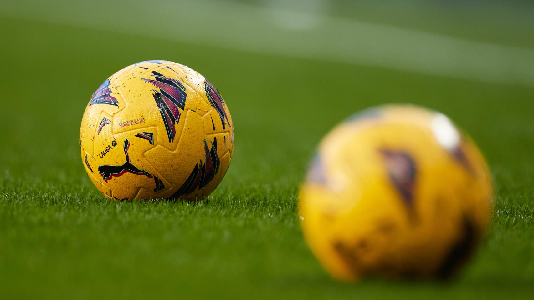 Balón de fútbol en un campo.